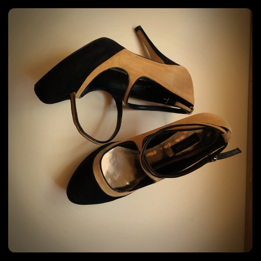 White House/Black market vintage style heel